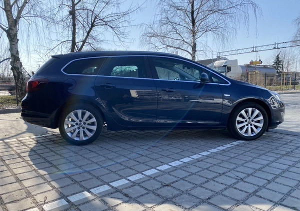 Opel Astra cena 29900 przebieg: 187000, rok produkcji 2012 z Września małe 562